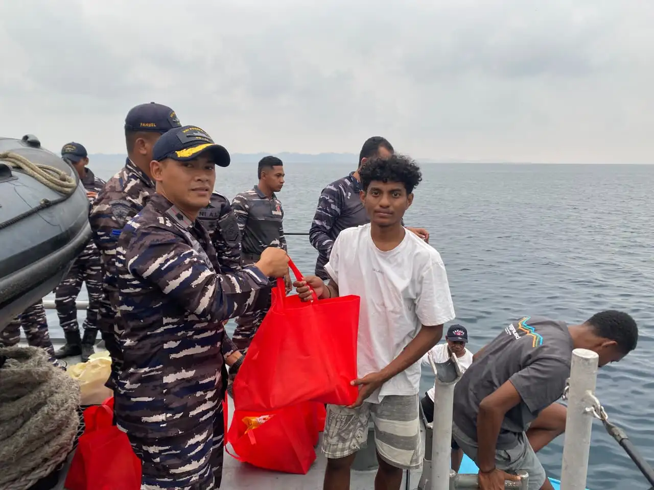 Di Tengah Operasi Perisai Sura-26, KRI Posepa-870 Bagikan Sembako kepada Nelayan di Perairan Fakfak